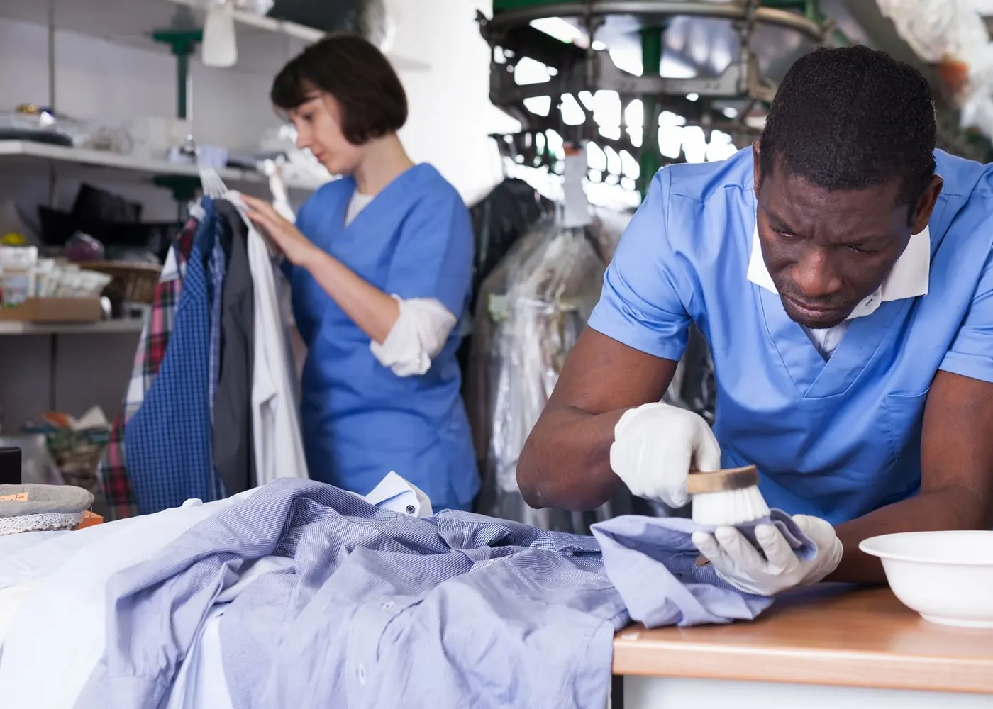 Linge impeccablement repassé et plié dans l’atelier Allo Services Linge