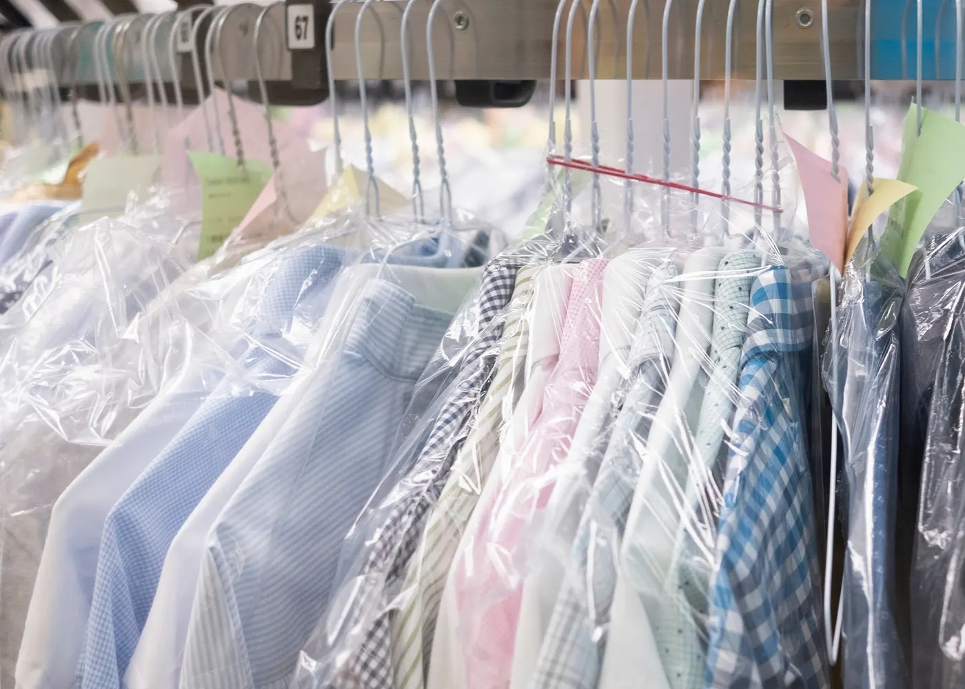 Vêtements nettoyés et repassés sur cintres dans un pressing