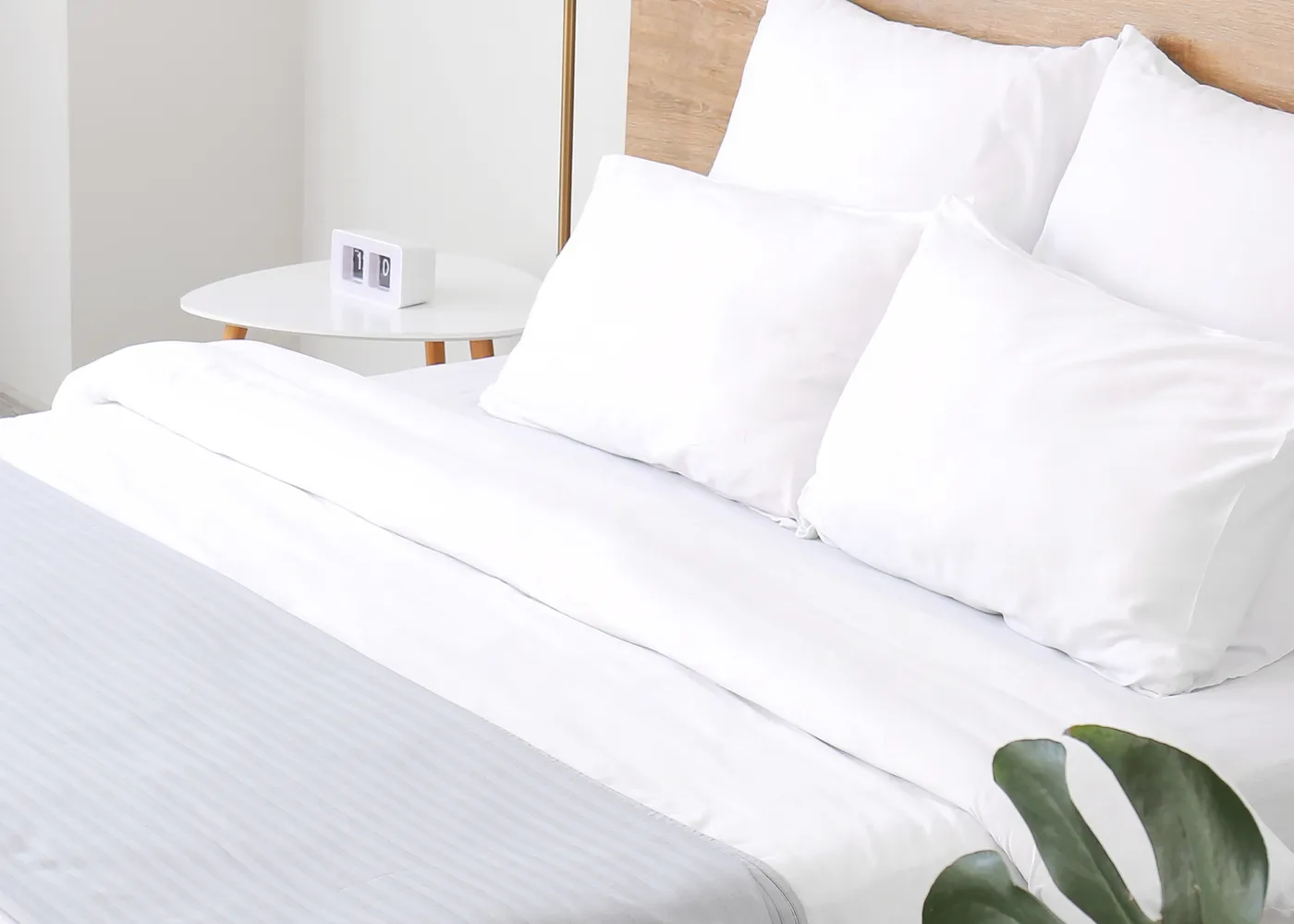 Linge de lit blanc impeccable préparé pour une location courte durée