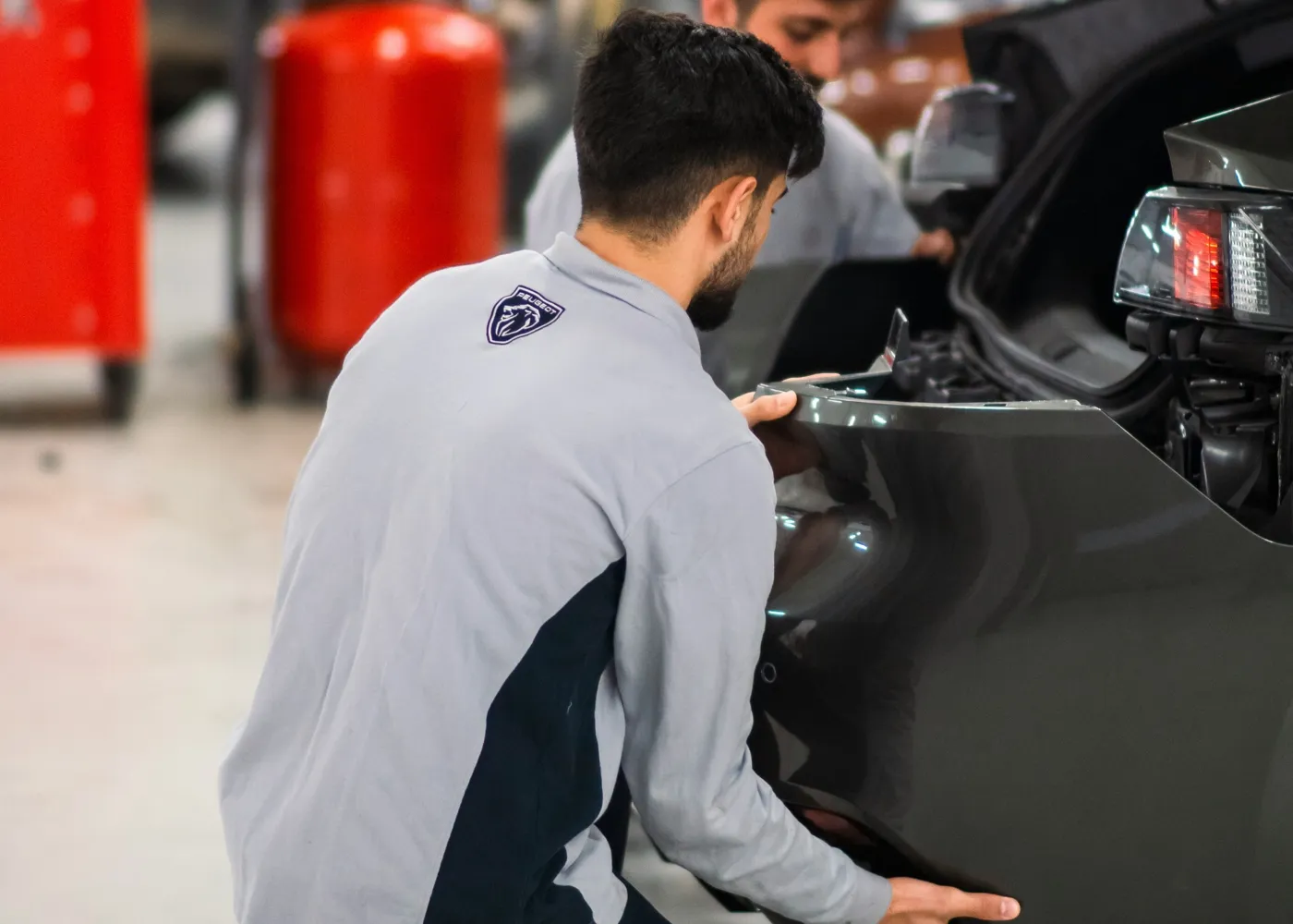 Mécanicien en tenue de travail dans un atelier automobile